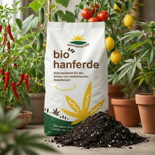 Ein 20Liter Sack BIO Hanferde von Sonnenerde zwischen mehreren Nutzpflanzen und einem Haufen mit der Erde