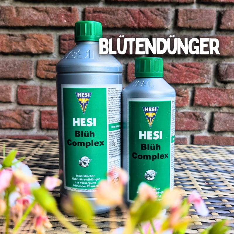 zwei grüne Flaschen mit DÜnger der Firma Hesi