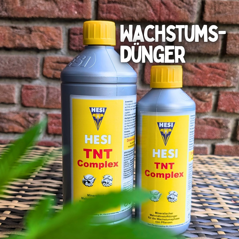 Zwei Flaschen Dünger der Marke Hesi. Gelbe Flaschen mit einer grünen Pflanze im Vordergrund