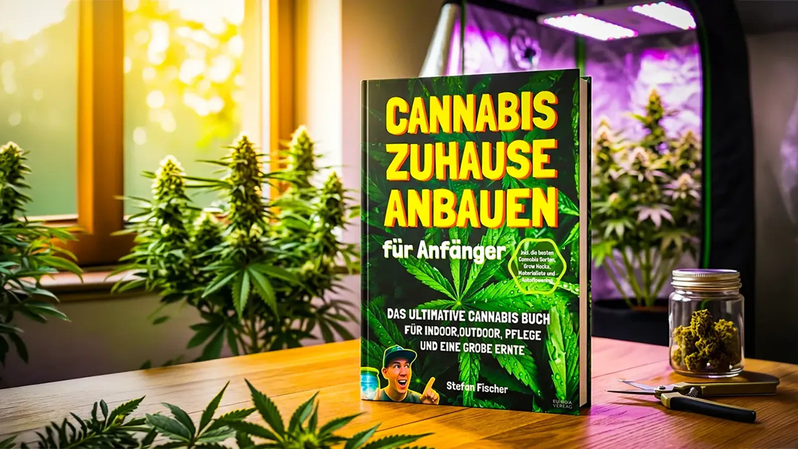Das Buch "Zuhause anbauen für Anfänger" von Stefan Fischer auf einem Tisch mit Pflanzen im Hintergrund stehend.